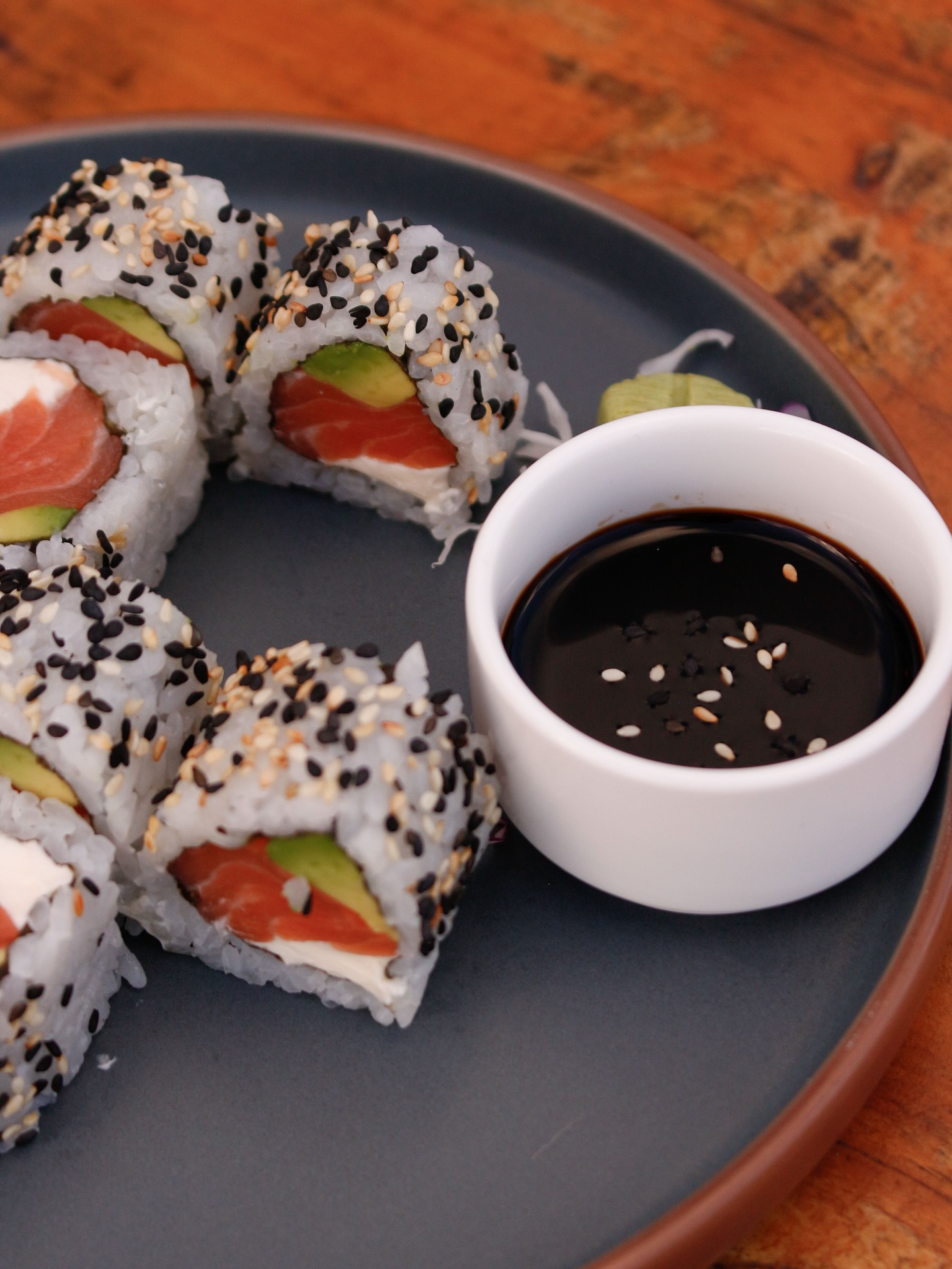 Sushi de Da Haus — rolls con sésamo y soja